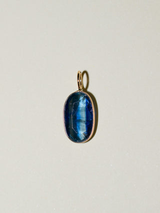 Sueños Kyanite Oval Cut Charm in Yellow 14k Gold