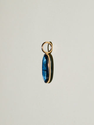 Sueños Kyanite Oval Cut Charm in Yellow 14k Gold