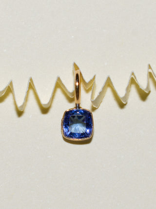 Nocturno Tanzanite Cushion Cut Charm in Yellow 14k Gold