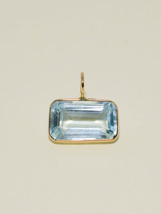 Riiiiver Aquamarine East West Emerald Cut Charm in Yellow 14k Gold