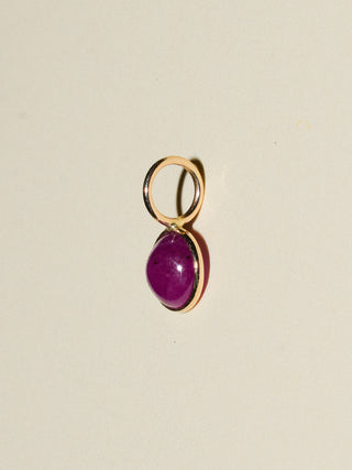 Vacaciones Ruby Round Cabochon Charm in Yellow 14k Gold