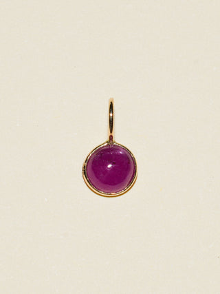 Vacaciones Ruby Round Cabochon Charm in Yellow 14k Gold