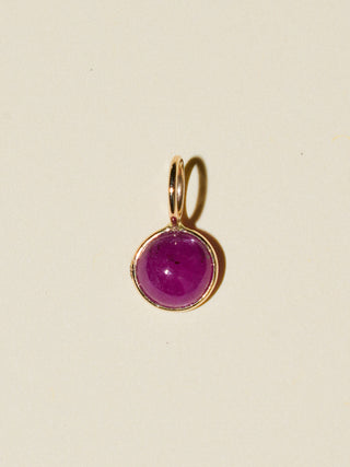 Vacaciones Ruby Round Cabochon Charm in Yellow 14k Gold