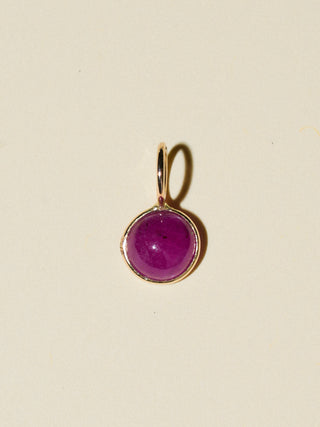 Vacaciones Ruby Round Cabochon Charm in Yellow 14k Gold